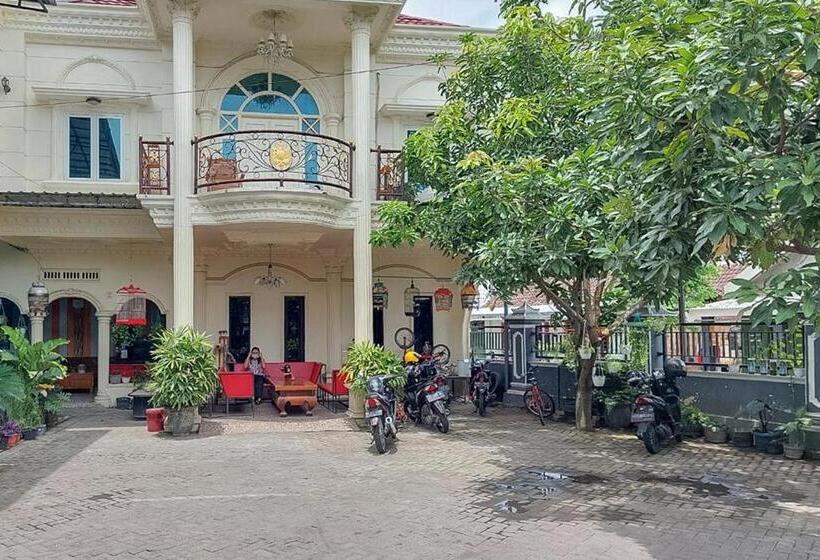 فندق Icha Homestay Near Terminal Purabaya Madiun