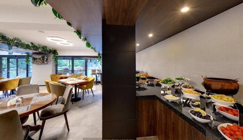 Отель Leo Suites