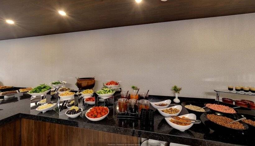 Отель Leo Suites