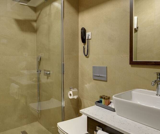 Отель Leo Suites