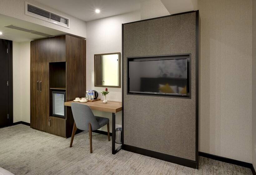 Отель Leo Suites