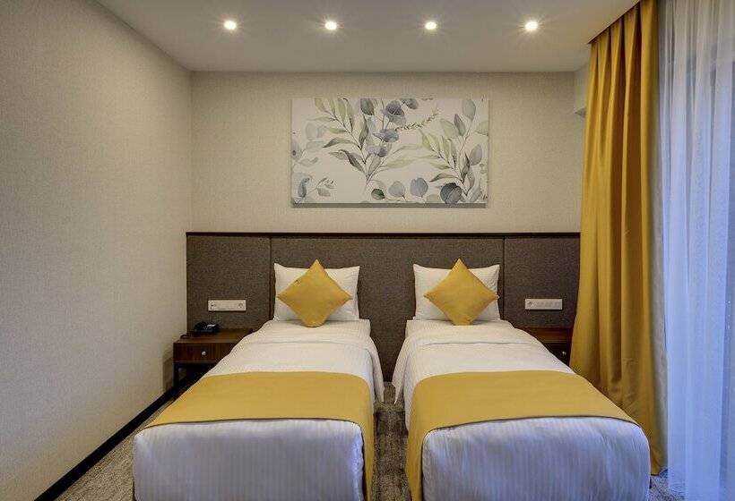 Отель Leo Suites