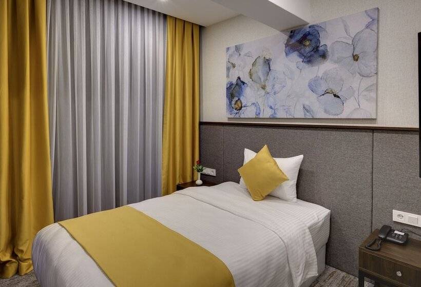 Отель Leo Suites