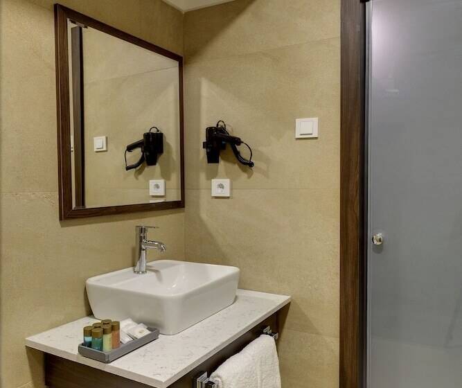 Отель Leo Suites