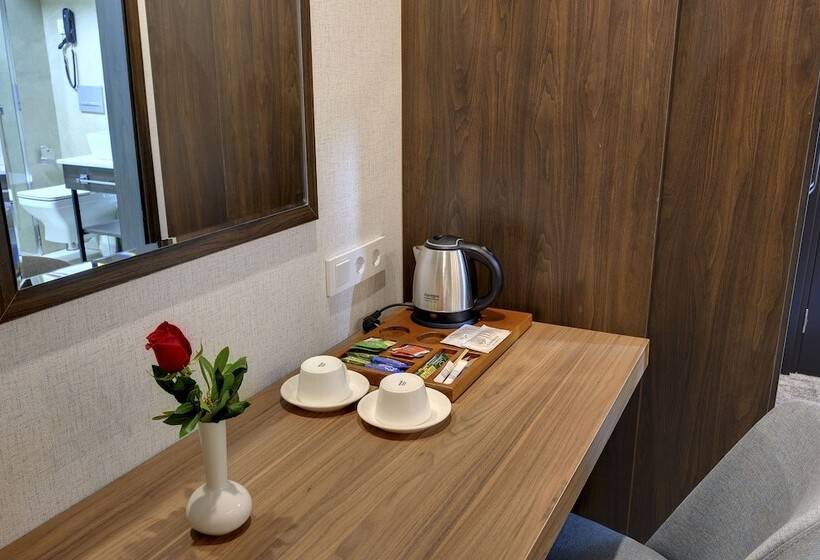 Отель Leo Suites