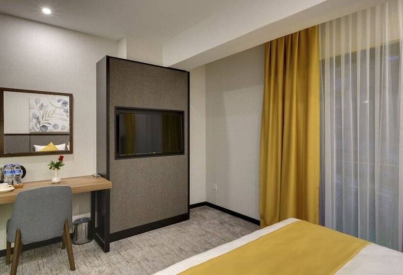 Отель Leo Suites