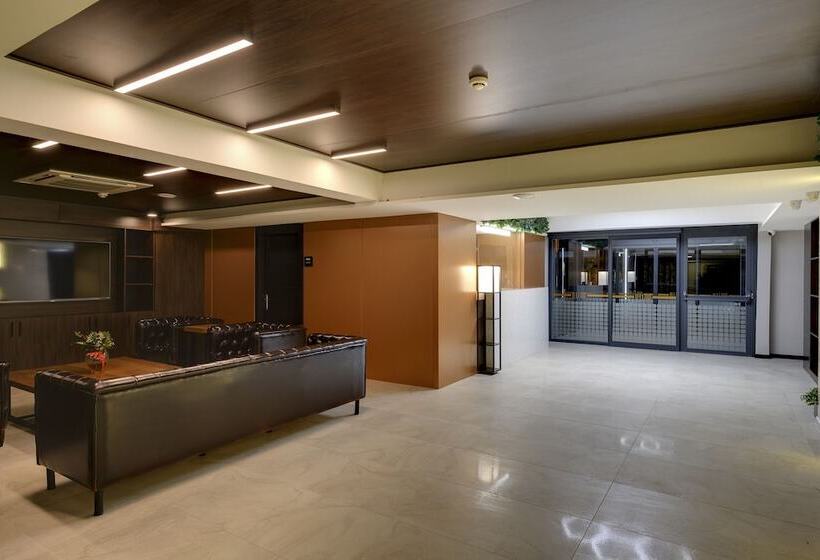 Отель Leo Suites