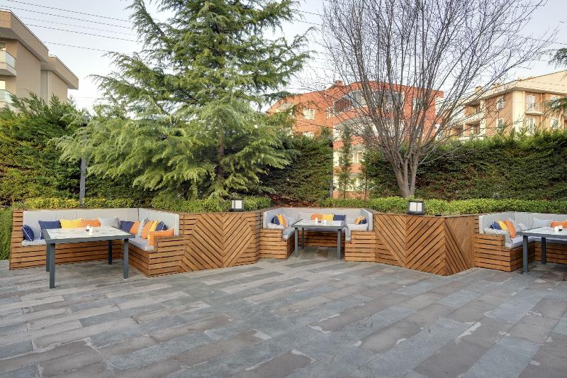 Отель Leo Suites