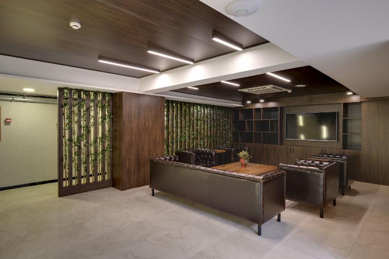 Отель Leo Suites