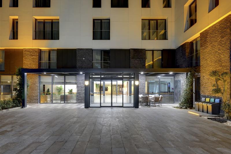 Отель Leo Suites