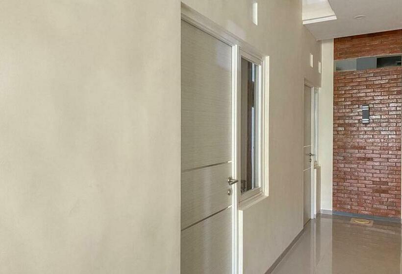 ホテル Nipa Guest House Near Universitas Widyagama Mitra Reddoorz