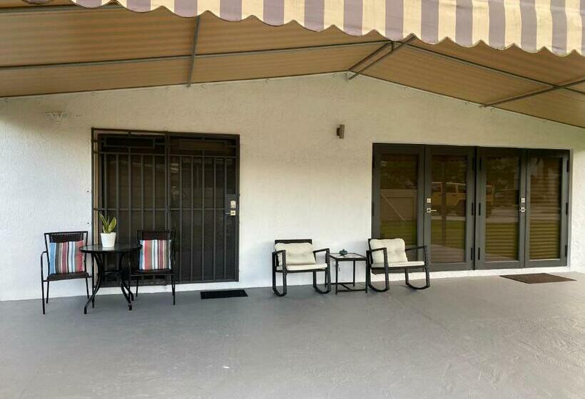 بنسيون Lyz Miami