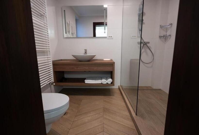 Pensiunea White Residence