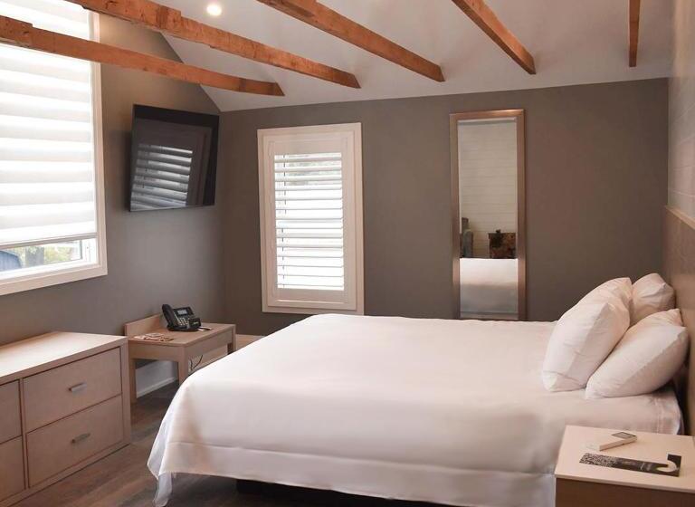 Colonial Hotel & Suites