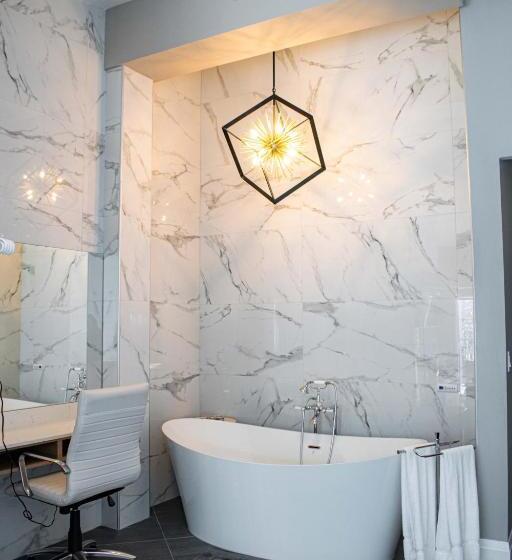 Colonial Hotel & Suites