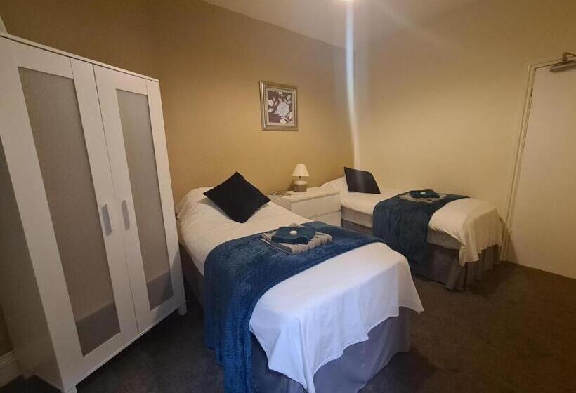 Отель The Stump Cross Inn