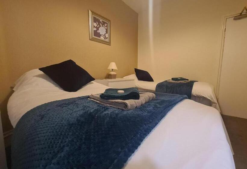 Отель The Stump Cross Inn