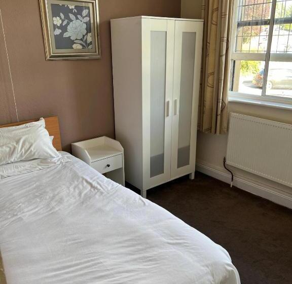 Отель The Stump Cross Inn