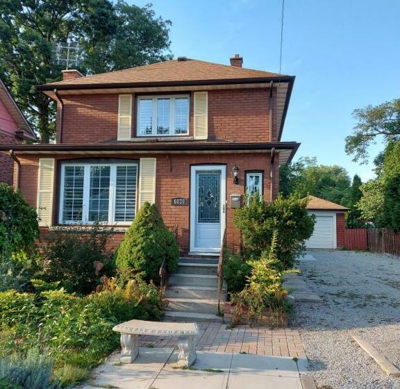 Bed and Breakfast Entire 2nd Floor, Private Entrance, 3bds & 2baths, Niagara Falls