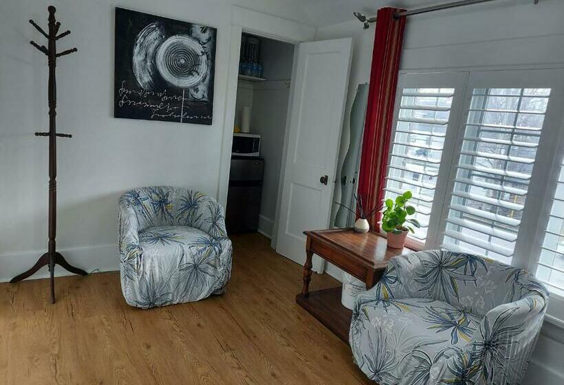 Bed and Breakfast Entire 2nd Floor, Private Entrance, 3bds & 2baths, Niagara Falls