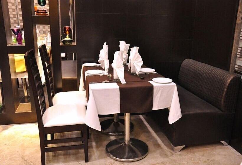 Отель The Bellevue Gwalior