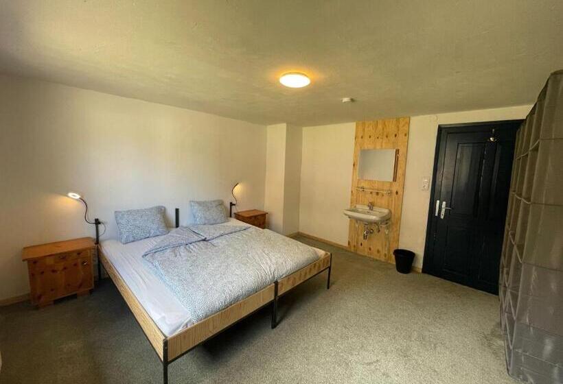 Общежитие Backyard Mountain