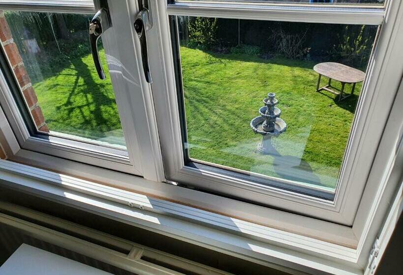 مبيت وإفطار The Lodge Stanwell