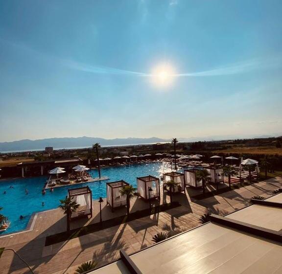 Deluxe Resort And Spa