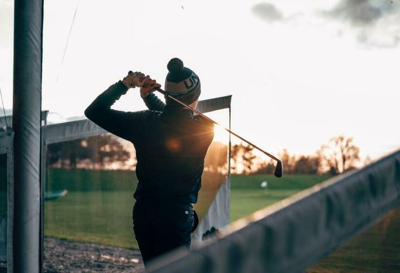 호텔 The Chase Golf & Country Club