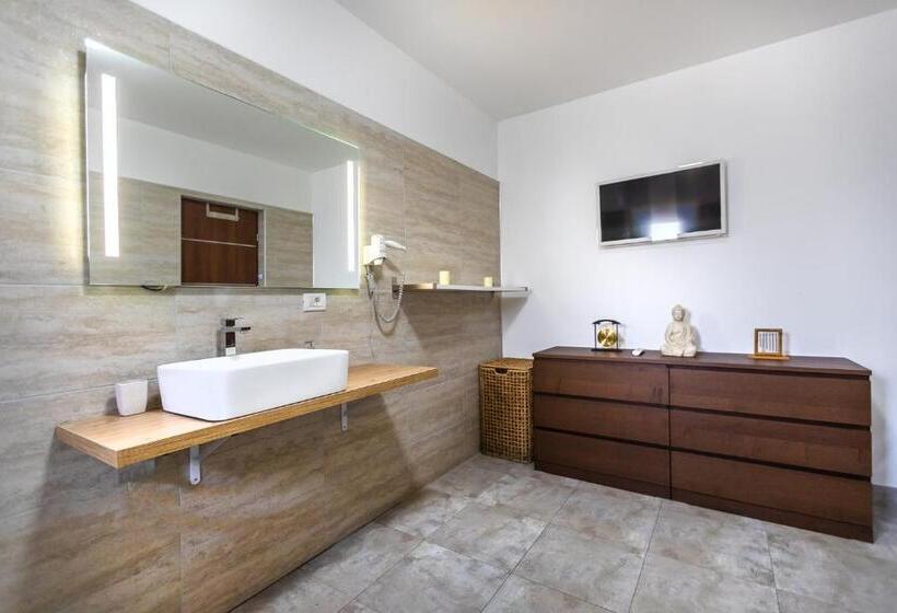 ペンション Emerald Residence