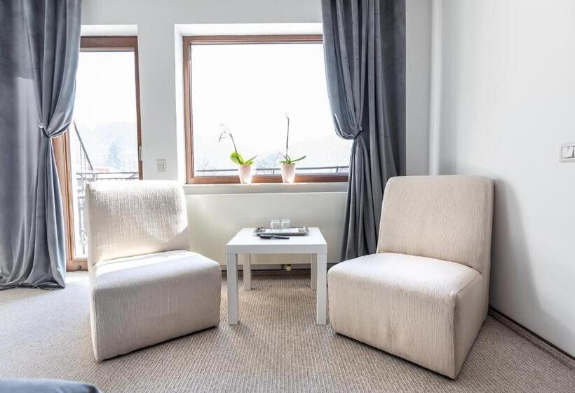 ペンション Emerald Residence