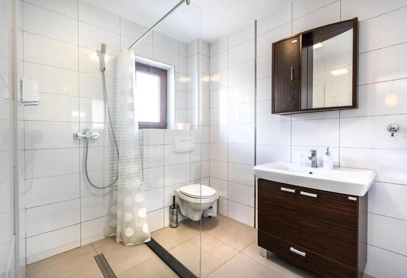 ペンション Emerald Residence