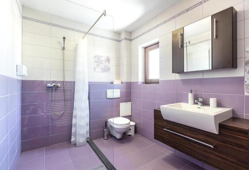 ペンション Emerald Residence