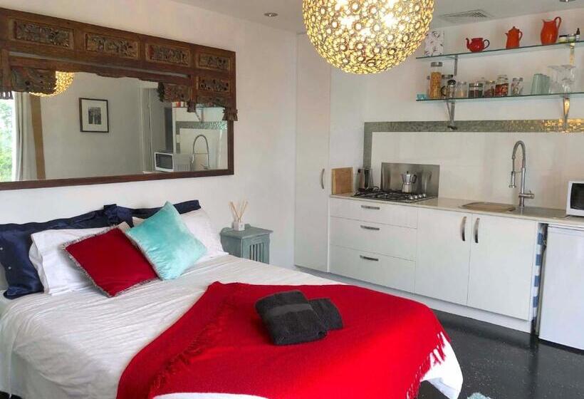 פנסיון The Golden Retreat Pool House