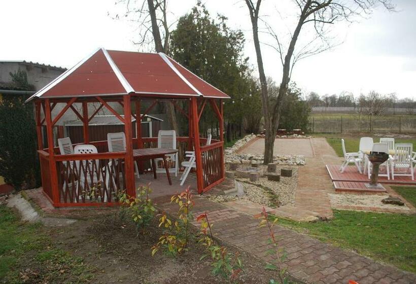 مبيت وإفطار Casa Napsugár Panzió