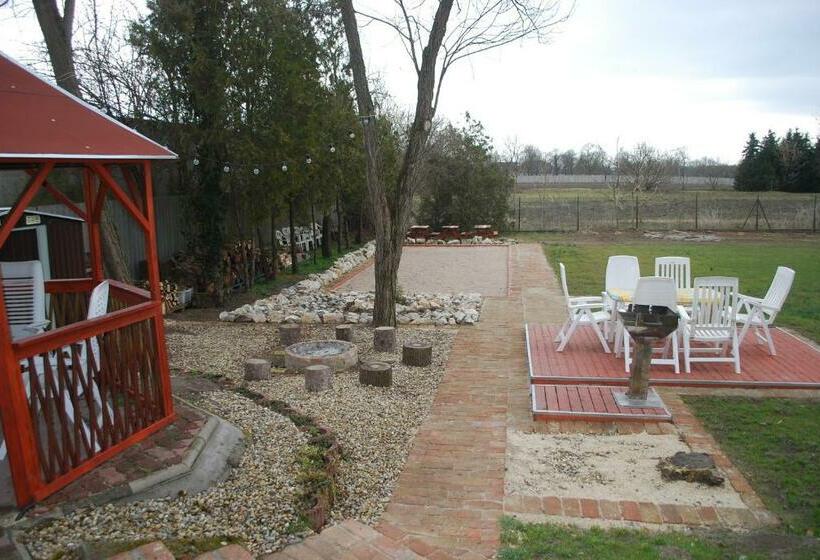 مبيت وإفطار Casa Napsugár Panzió