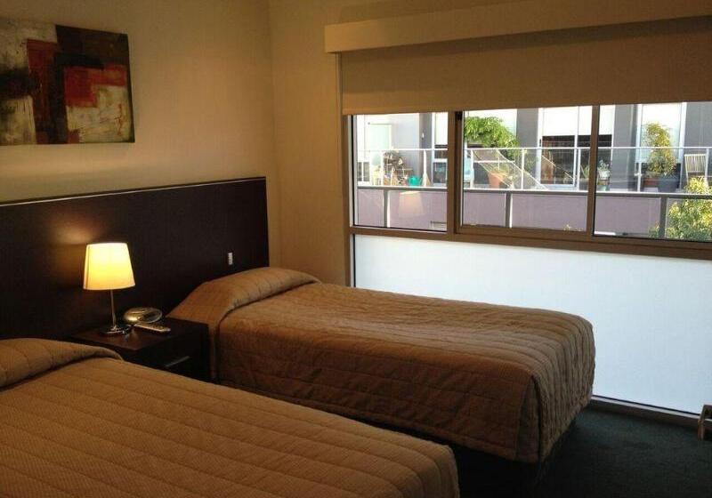 בית מלון כפרי St Kilda Central Apartments