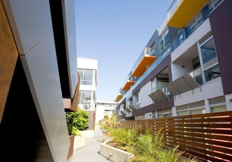 בית מלון כפרי St Kilda Central Apartments