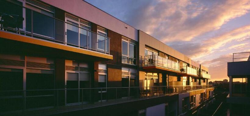 בית מלון כפרי St Kilda Central Apartments