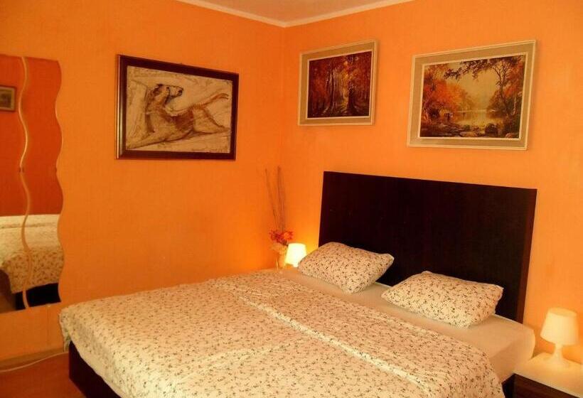 ホテル Apartment Biro Kestenovi