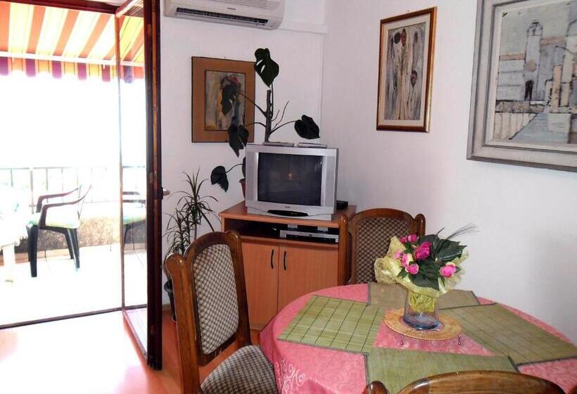 ホテル Apartment Biro Kestenovi