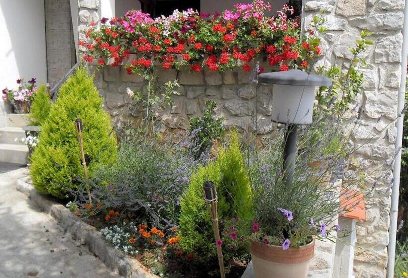 ホテル Apartment Biro Kestenovi