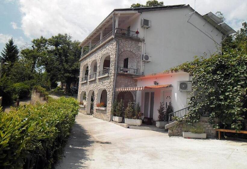 ホテル Apartment Biro Kestenovi