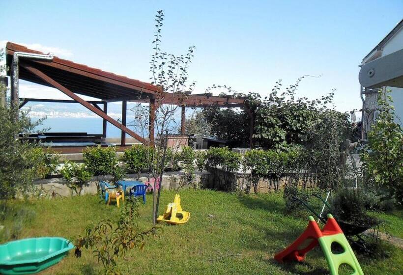 ホテル Apartment Biro Kestenovi