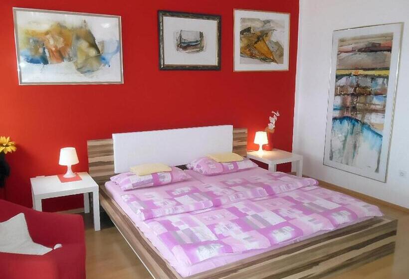 ホテル Apartment Biro Kestenovi