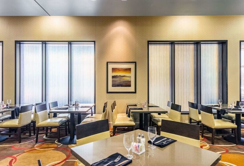 ホテル Embassy Suites Newark Airport