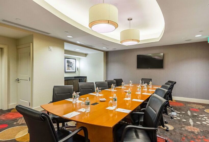 ホテル Embassy Suites Newark Airport