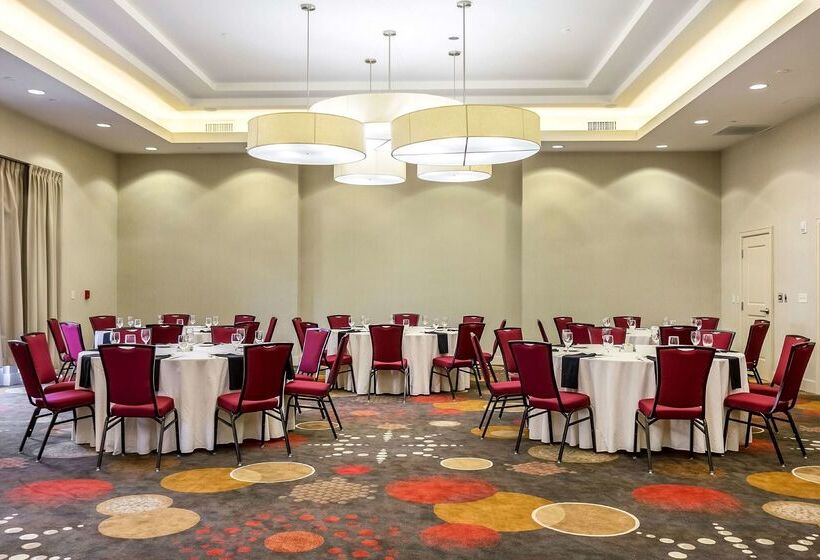 ホテル Embassy Suites Newark Airport