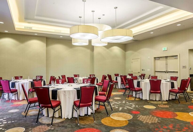 هتل Embassy Suites Newark Airport