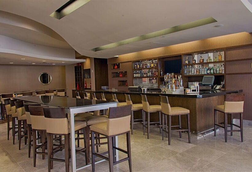 ホテル Embassy Suites Newark Airport